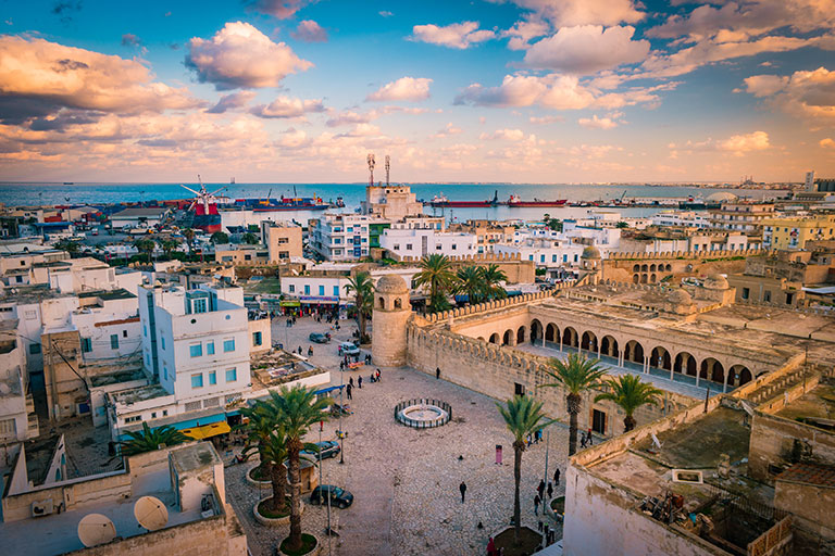 Stadtlandschaft mit Blick auf den Hafen von Sousse, Tunesien.