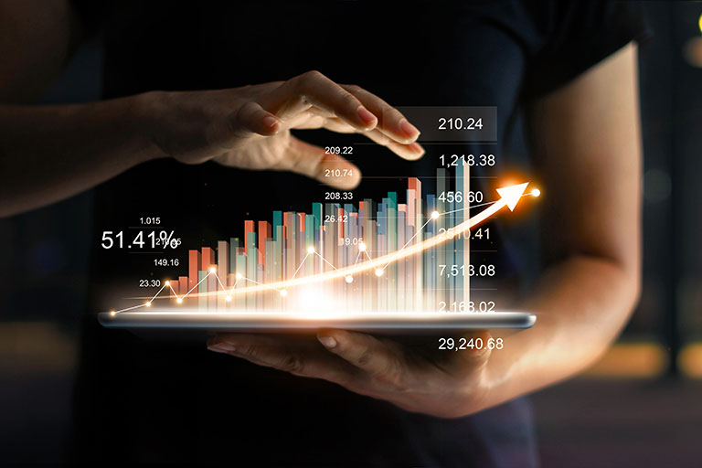 Geschäftsmann, der ein Tablet hält, auf dem eine virtuelle Statistik mit Pfeil nach oben zu sehen sind