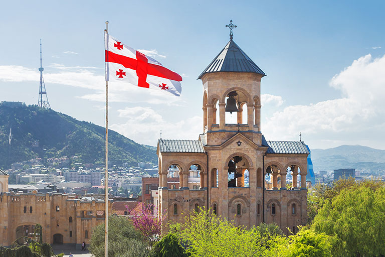 Glockenturm der Kathedrale der Heiligen Dreifaltigkeit von Tiflis (allgemein bekannt als Sameba). Tiflis, Georgien.