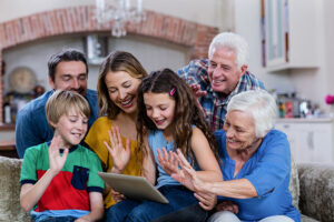 Familie mit Tablet beim Videoanruf